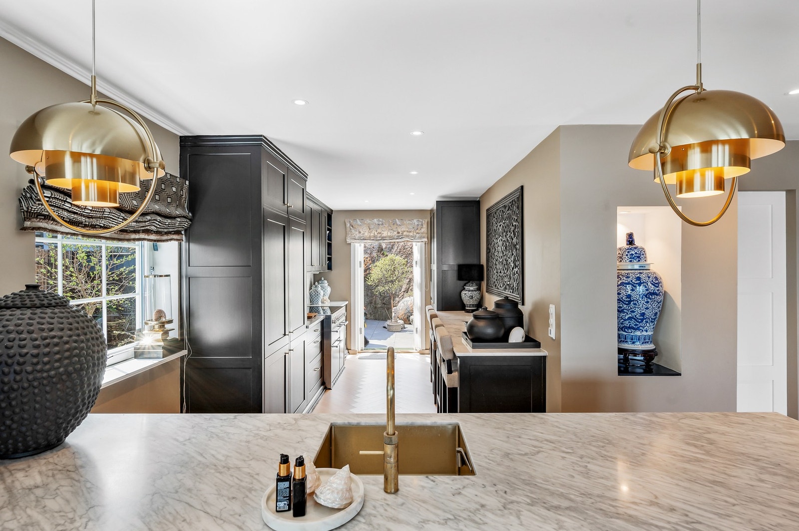 Stilig kjøkkeninnredning fra 2019 med profilerte fronter. Galleribilde