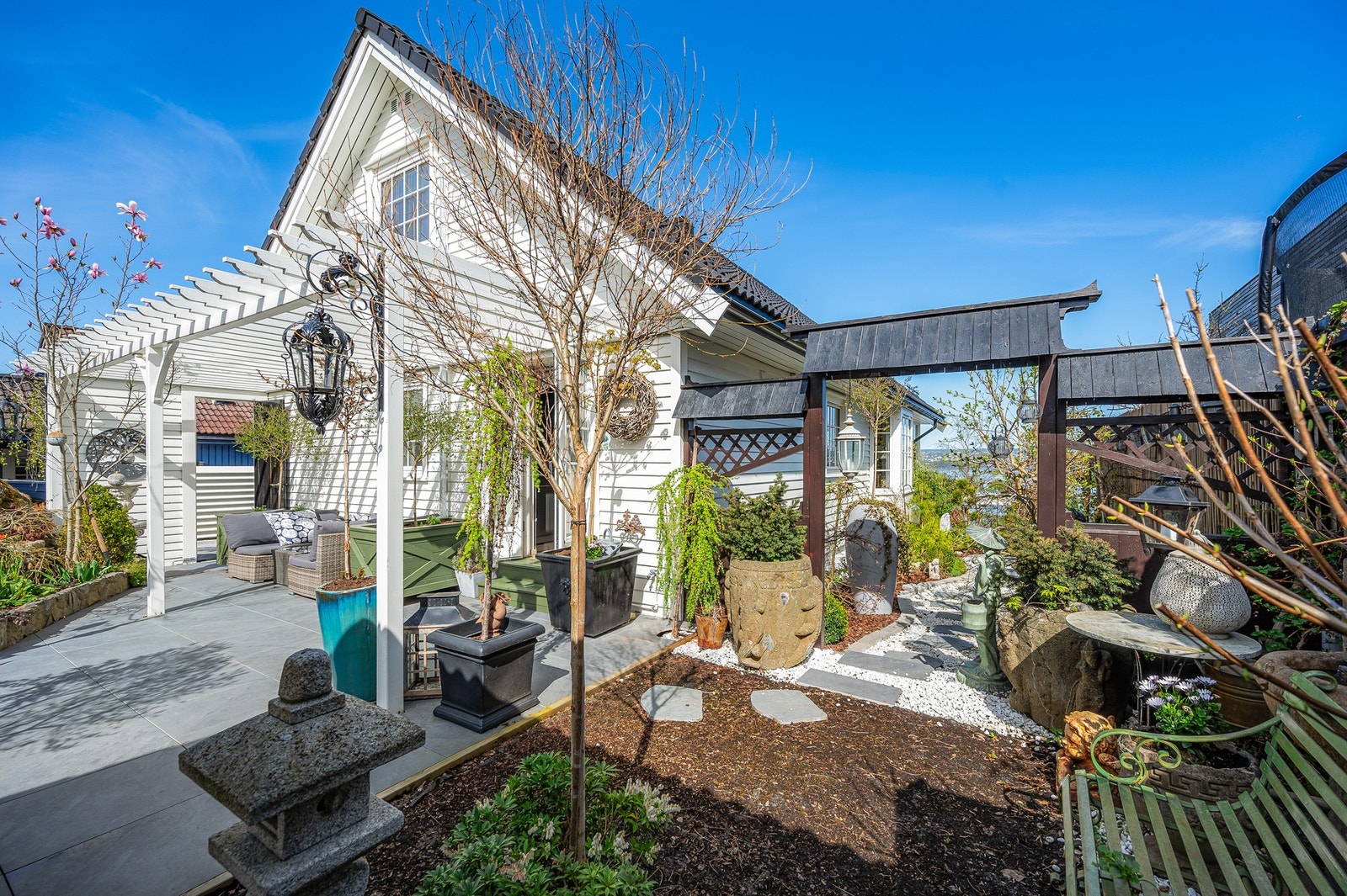 Hagen er parklignende opparbeidet og preget av eiers interesse av japansk stil. Galleribilde