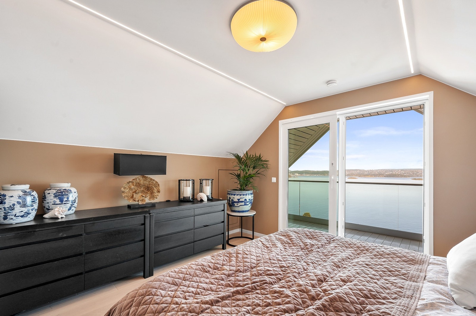 På soverommet har du god plass til dobbeltseng og tilhørende møblement. Galleribilde