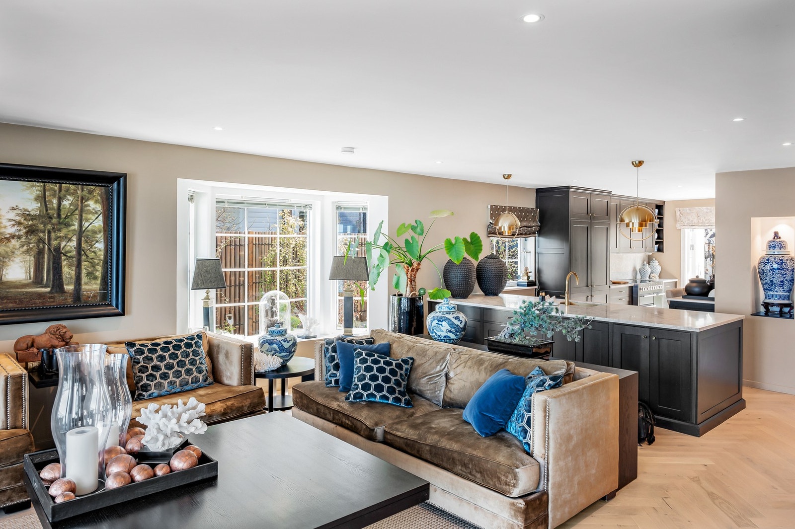 Åpen kjøkkenløsning mot stue. Det er lagt stor vekt på gode materialvalg ved oppussingen av boligen. Blant annet fiskebensparkett og eksklusivt kvaltietskjøkken. Galleribilde