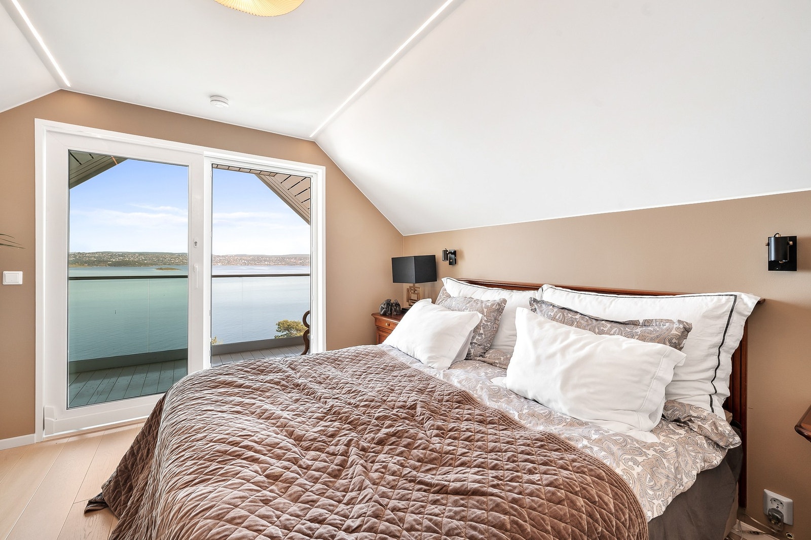 Hovedsoverommet har fantastisk utsikt mot Oslofjorden. Galleribilde