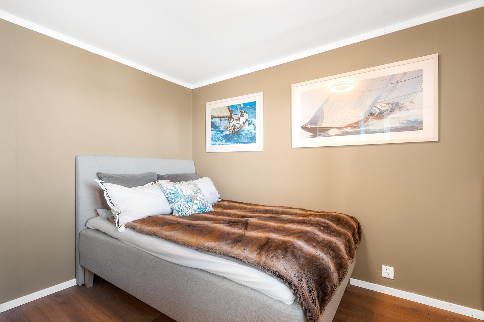 Rom innredet som soverom i underetasjen, godkjent byggemeldt som disponibelt rom. Galleribilde