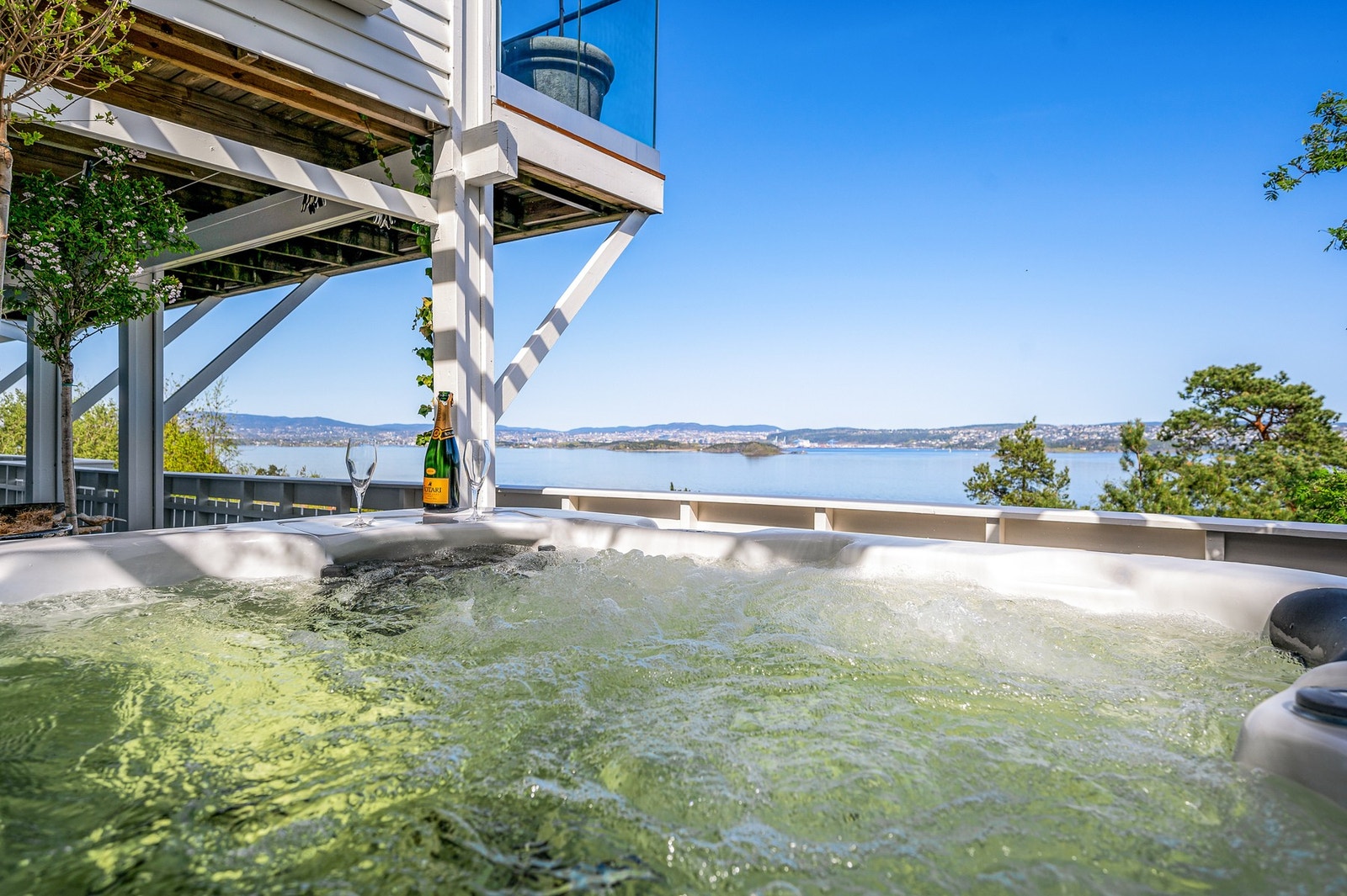 Jaccussien er nedsenket i terrassen og har påkostet saltvannssystem istedenfor klor. Romslig, med sitteplass for 6 personer. Galleribilde