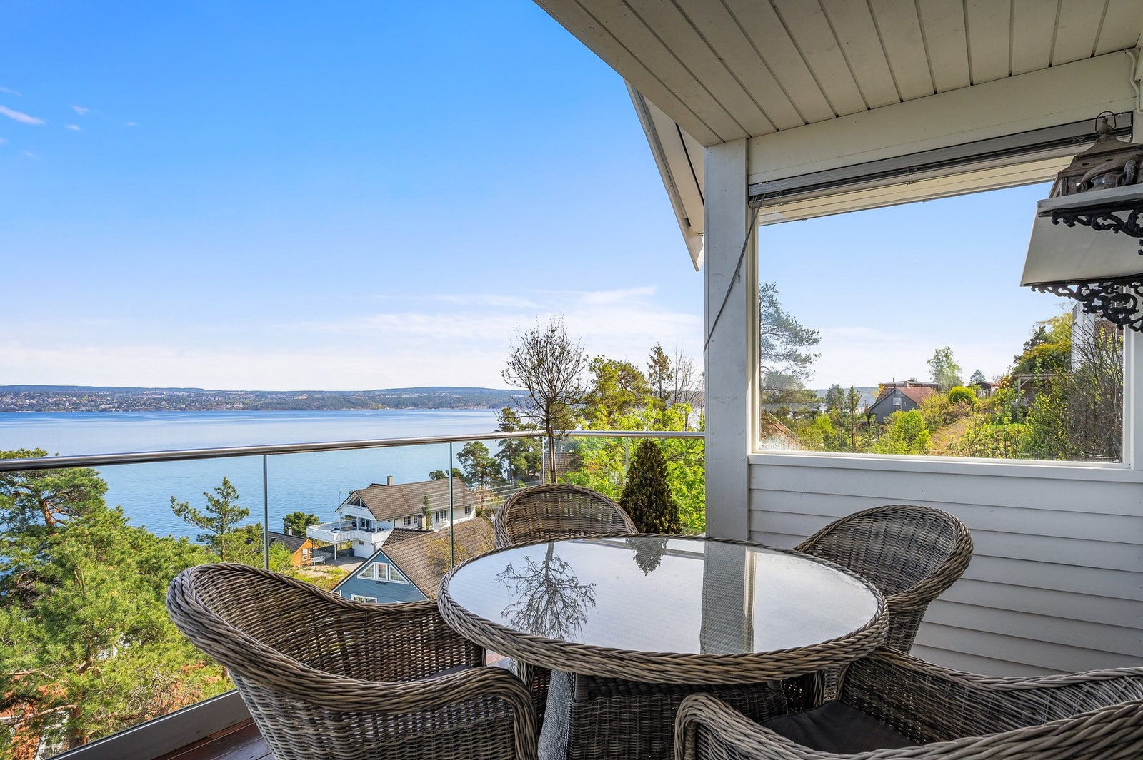 Utgang fra stue til solrik veranda med god plass til utemøblement. Galleribilde