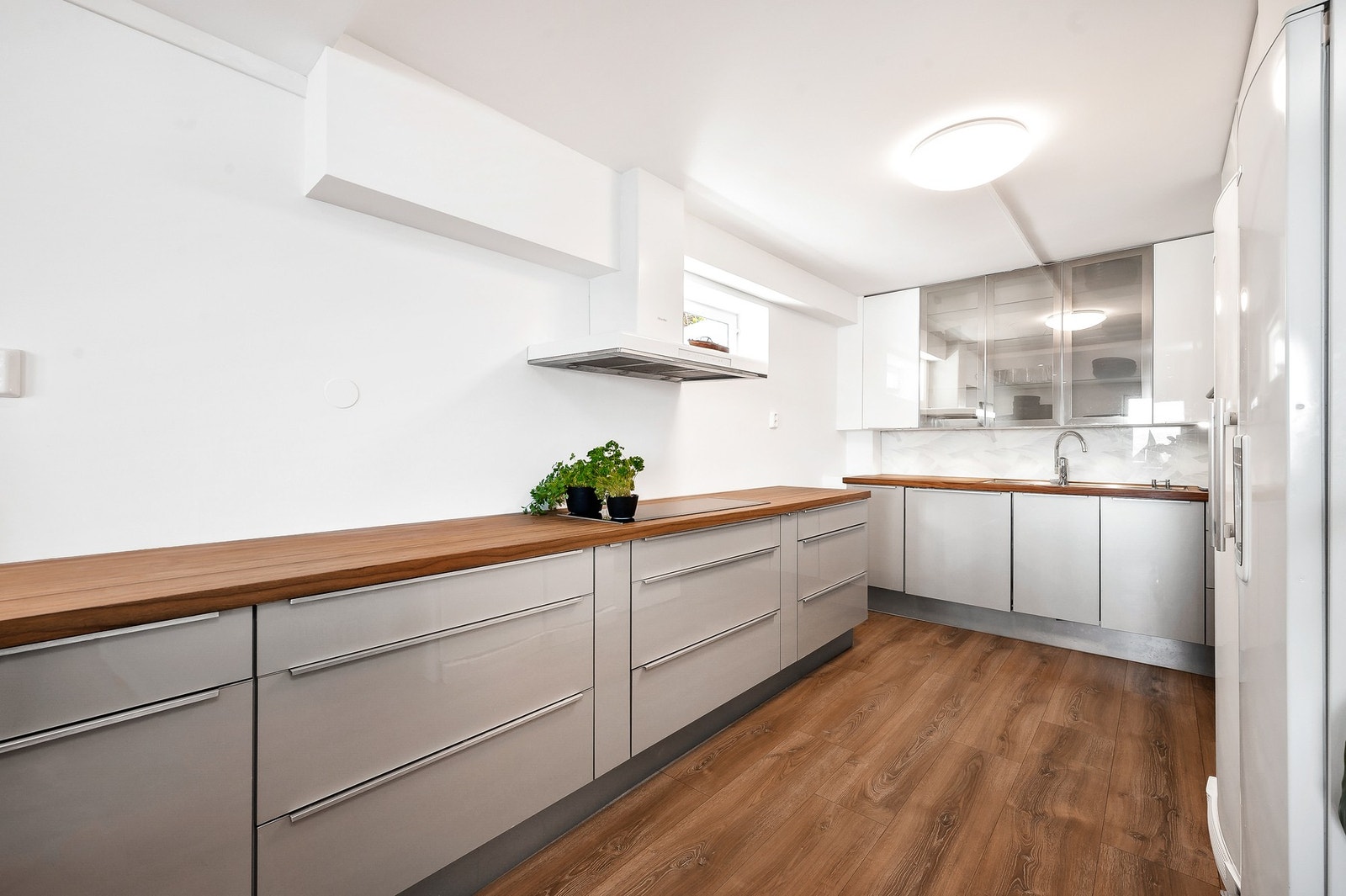 Kjøkkeninnredning fra 2012 med glatte fronter og heltre benkeplate med underlimt oppvaskkum. Rommet er godkjent byggemeldt som disponibelt rom. Galleribilde