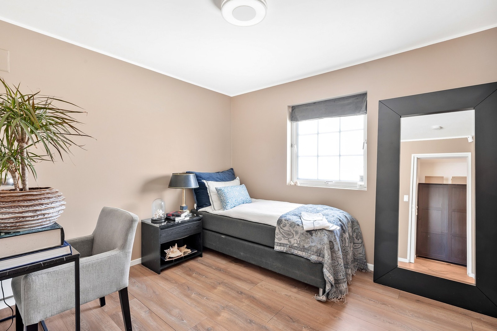 Soverom 3 i hovedetasjen. Boligen har ytterligere to soverom i loftsetasjen. Galleribilde