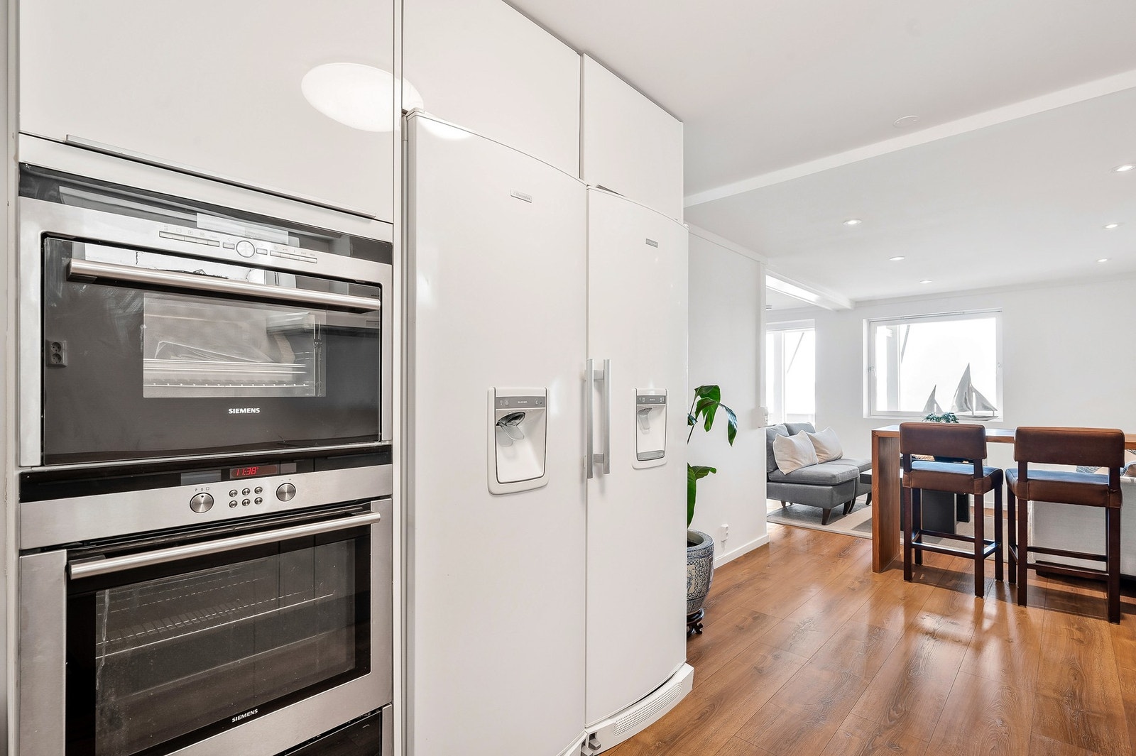 Kjøkkenet er utstyrt med integrerte hvitevarer som oppvaskmaskin, stekeovn, kombi ovn og varmeskuff plassert i høyskap, samt nedfelt induksjonstopp. Galleribilde