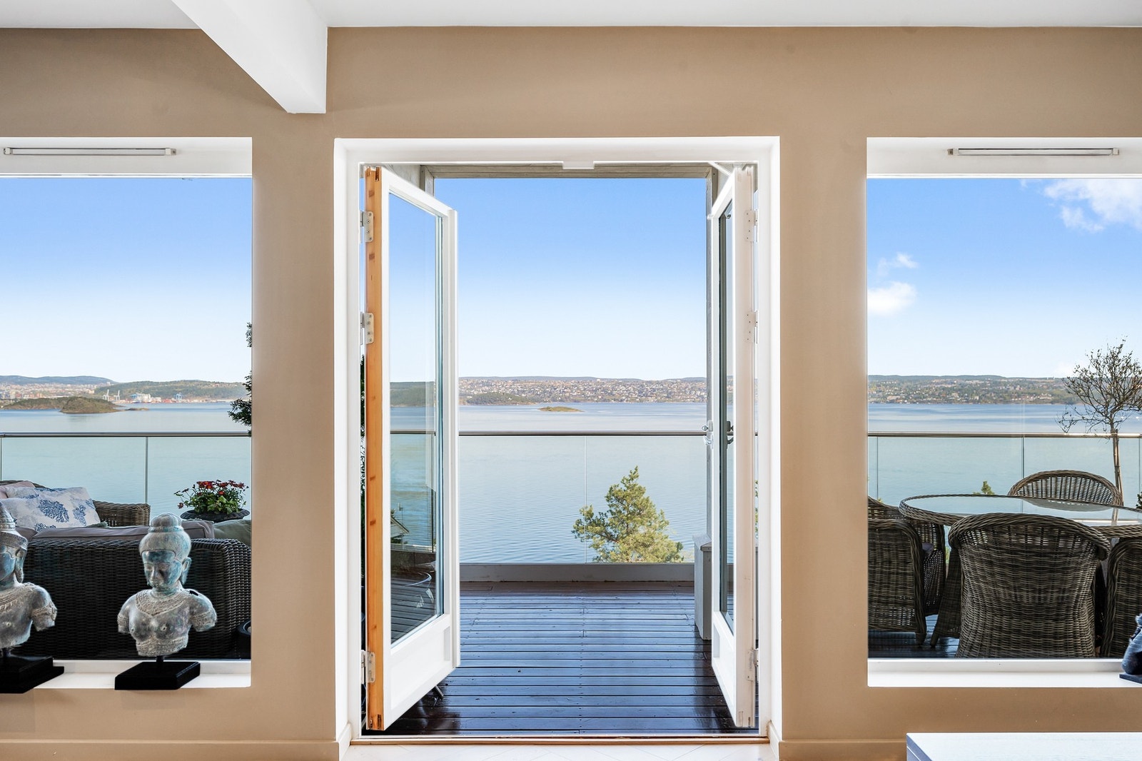 Boligen har fantastisk utsikt mot Oslofjorden fra alle 3 etasjer. Galleribilde