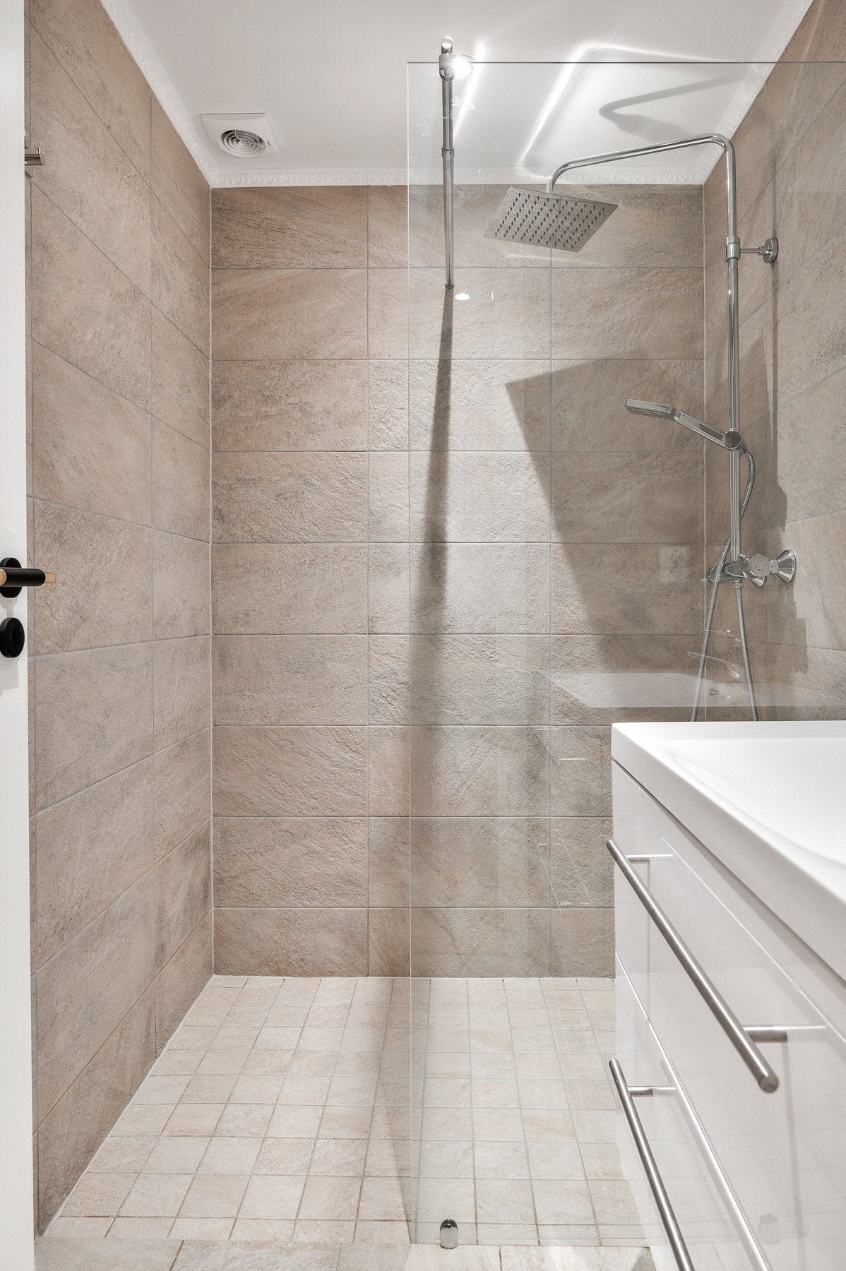 Flislagt baderom i underetasjen fra 2023 med gulvvarme. Galleribilde