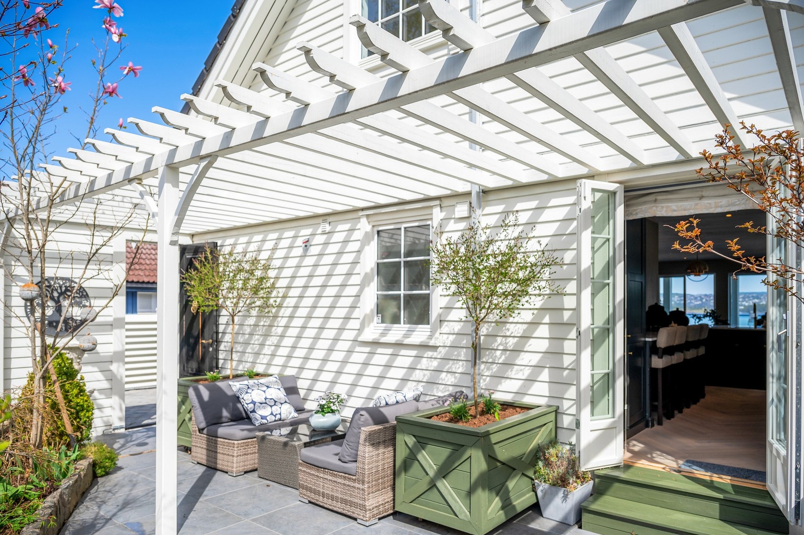 Nye italienske utefliser dekker store deler av hagen ved kjøkkenet. Galleribilde