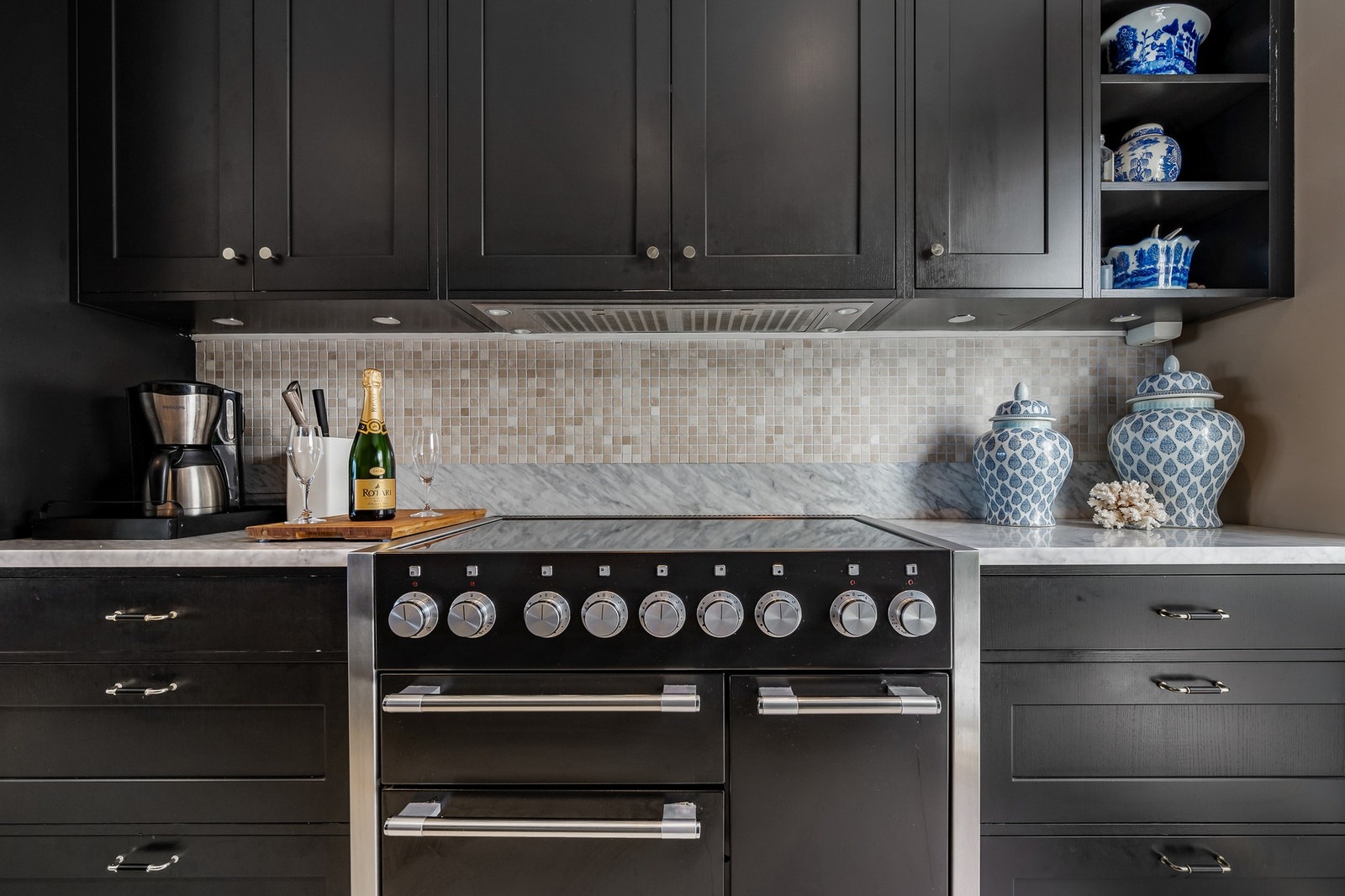 Kjøkkenet er utstyrt med integrerte hvitevarer som oppvaskmaskin, ventilator, kjøle- og fryseskap. Galleribilde