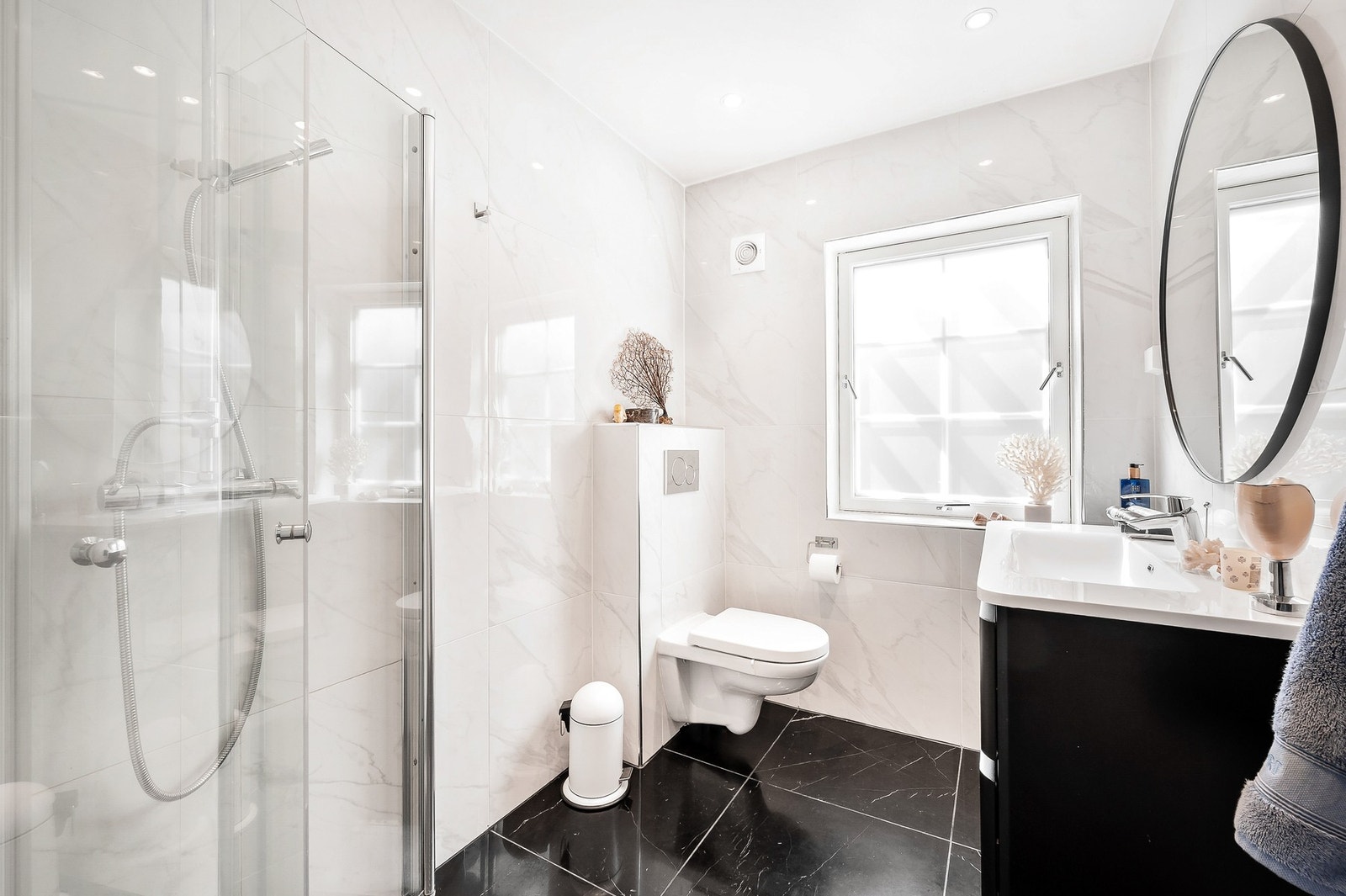 Flislagt baderom fra 2007med gulvvarme, oppgradert i 2019 med flis-på-flis, innredning og sluk, samt membran i dusjnisje. Det ble lagt eksklusiv Nero Marquina marmorfliser ved oppussingen. Galleribilde