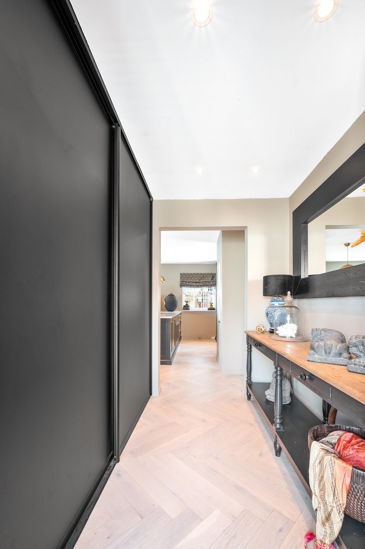 Entré med stor skyvedørsgarderobe og god plass til yttertøy. Galleribilde