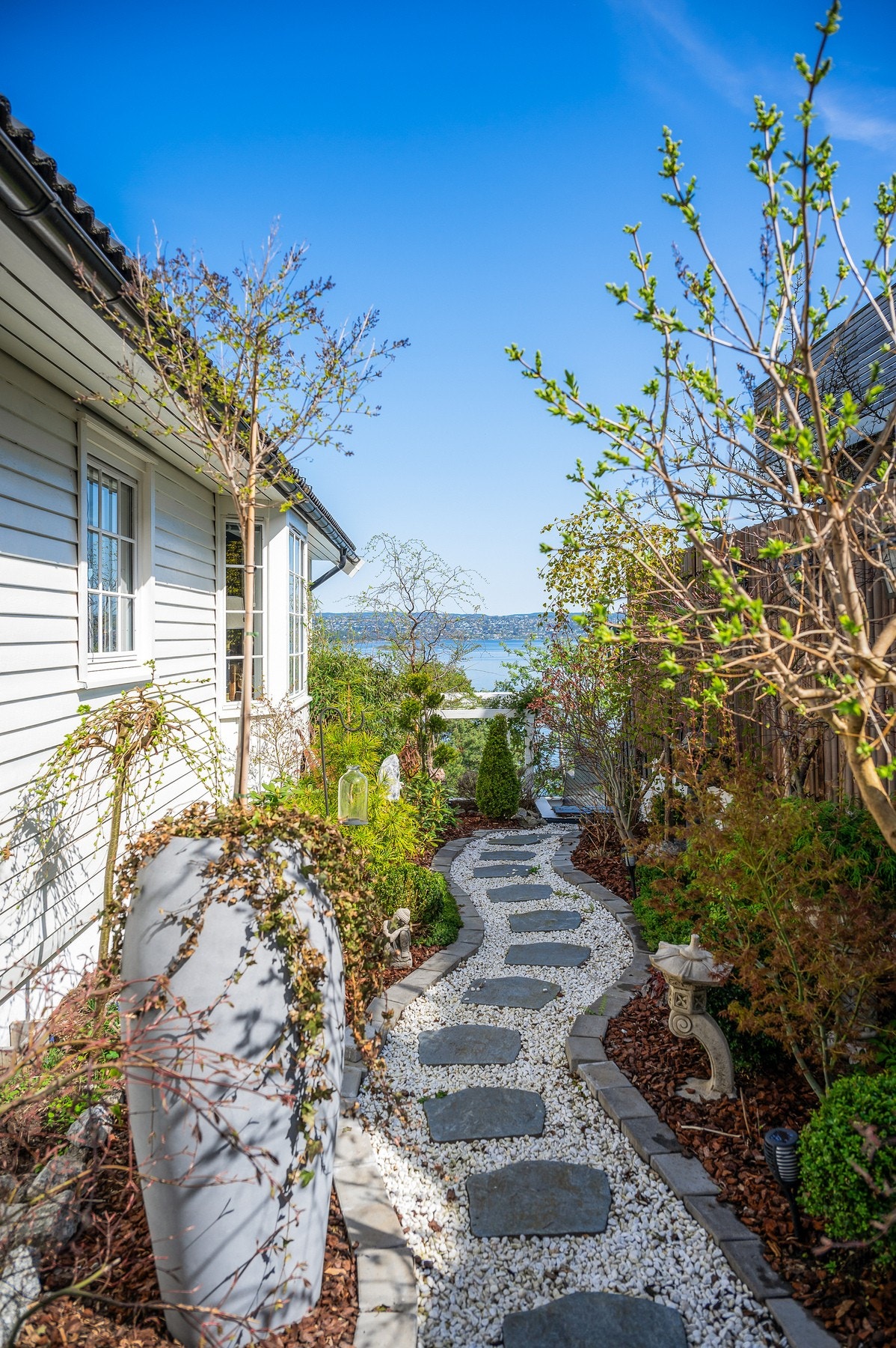 Det er benyttet en importert japansk bambus gjerde mellom naboer som gir en fin hage-effekt og gjensidig privatliv. Galleribilde