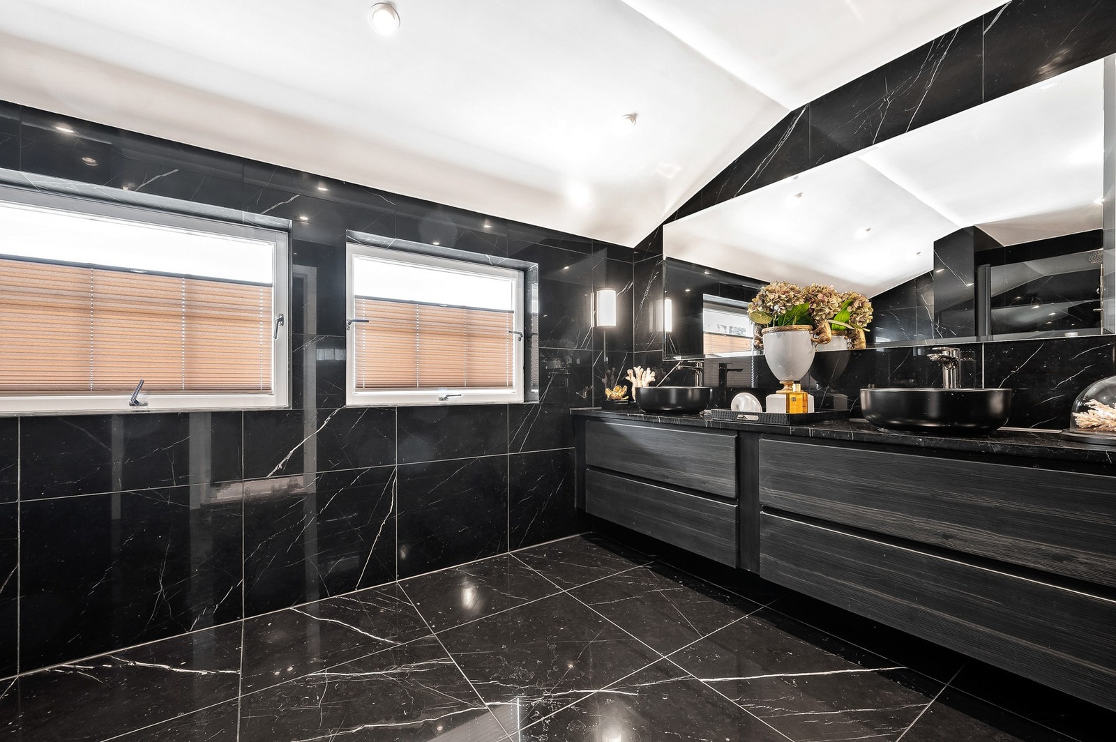 Stilig og delikat flislagt baderom fra 2019 med gulvvarme med eksklusive italienske marmorfliser. Galleribilde