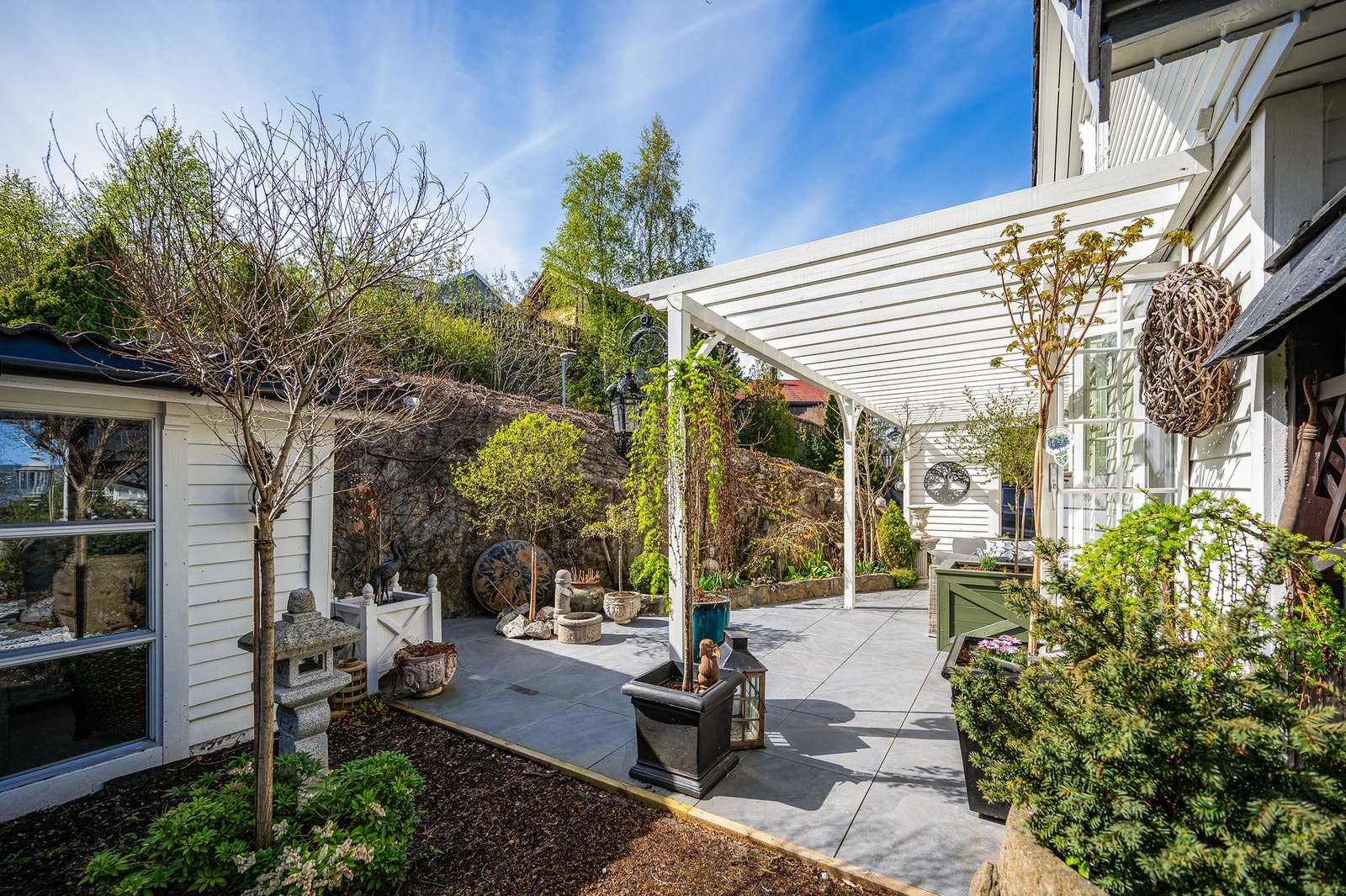 I hagen ligger et lysthus som er helårs isolert, med gulvvarme og vanlig boligstandard. Her kan man trekke seg tilbake og nyte hage og kveldsstemning. Sovesofaen har også gitt en ekstra gjestebolig her. Galleribilde