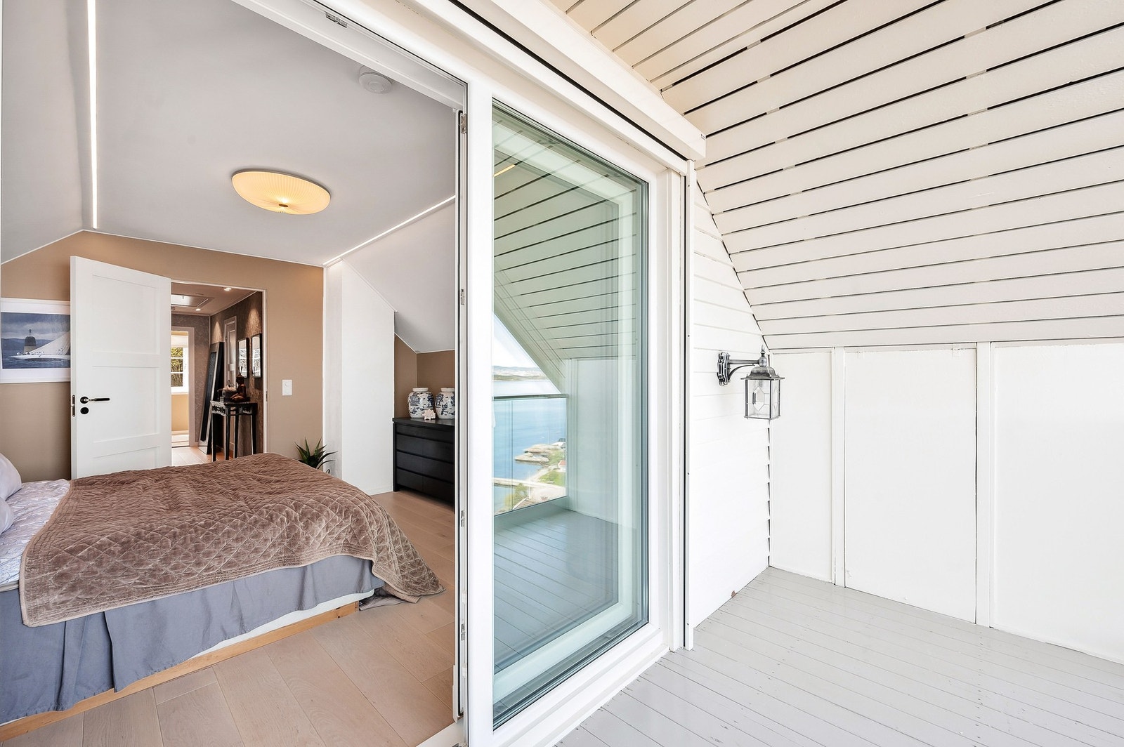 Med utgang til egen balkong kan dy nyte morgenkaffen til den flotte utsikten. Det er også adkomst til to kneloft fra balkongen. Galleribilde