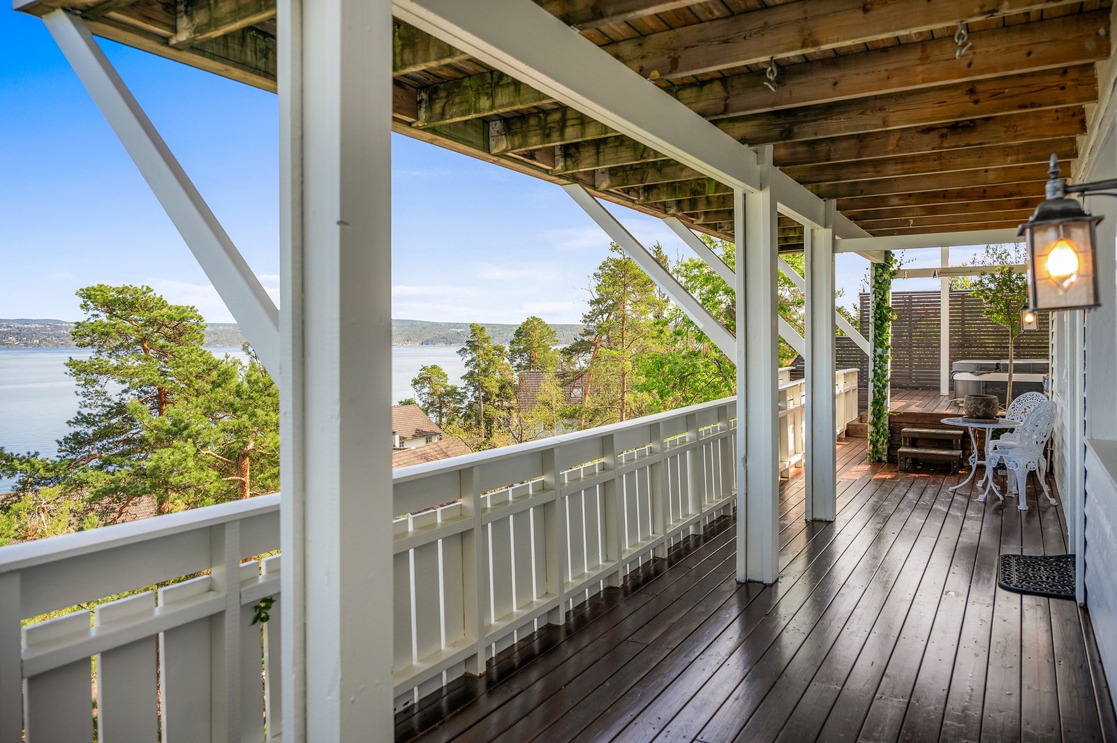Adkomst til terrasse fra underetasjen. Galleribilde