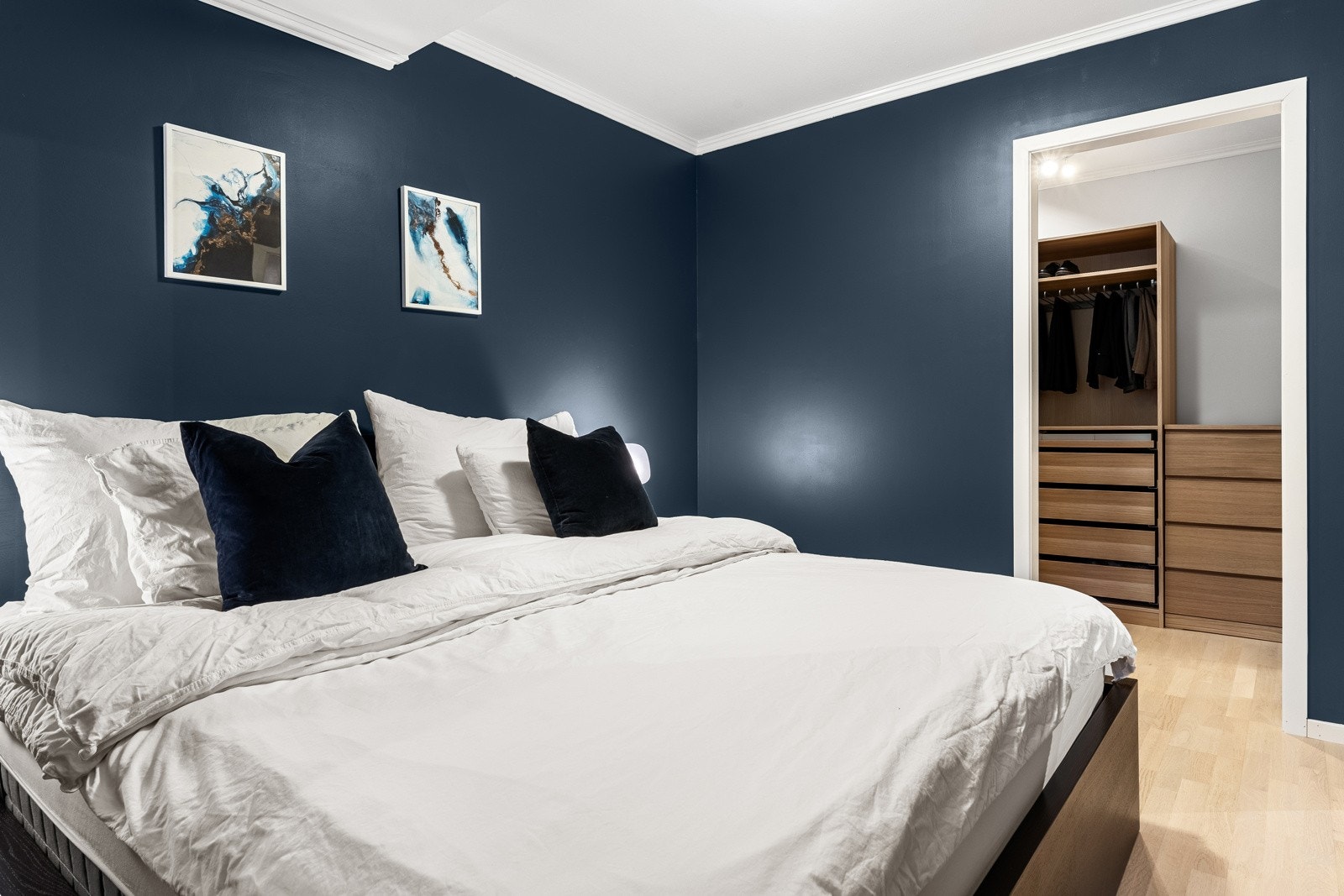 Soverommet har en praktisk walk-in garderobeløsning som gir rikelig med oppbevaringsplass Galleribilde