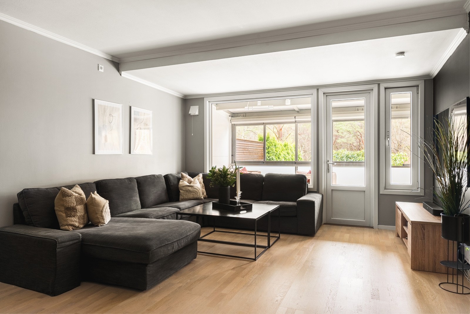 Rommet har svært god takhøyde og store vinduer som slipper inn rikelig med naturlig lys. Galleribilde