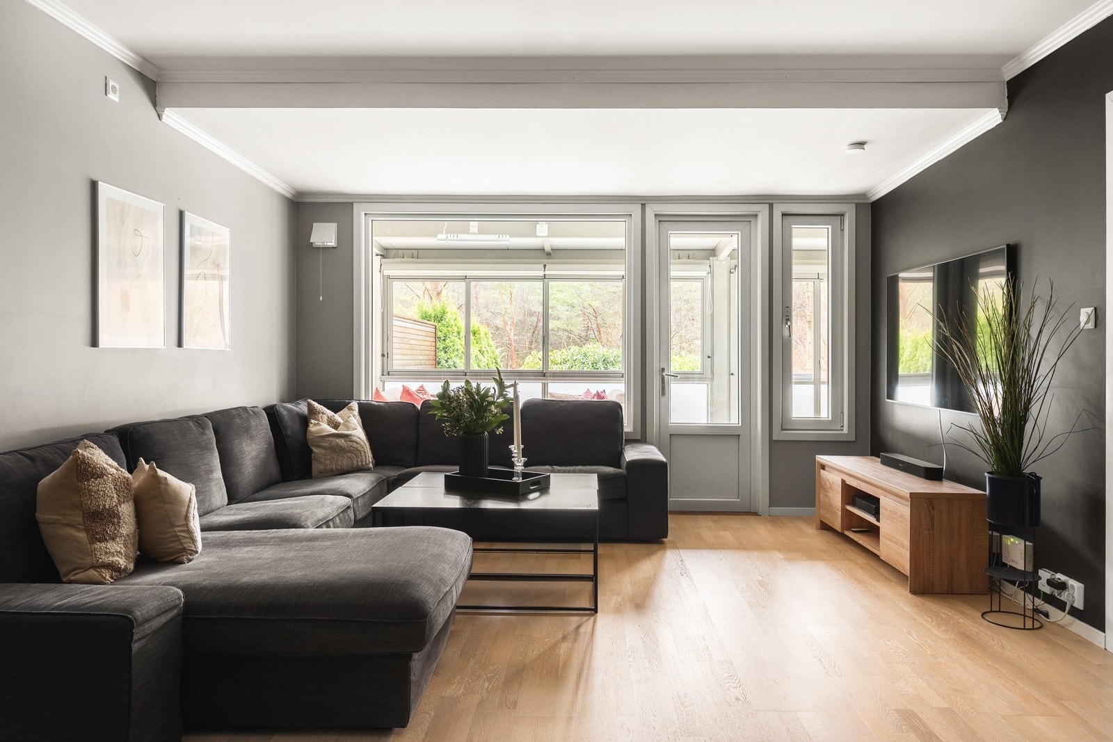 Fra stuen er det utgang til en koselig balkong på 22 kvm, hvor du kan nyte solrike dager. Galleribilde