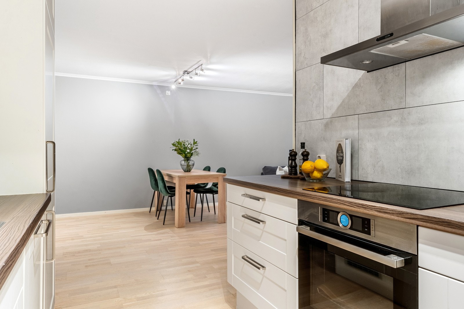 Kjøkkenet er både praktisk og estetisk tiltalende, med integrerte hvitevarer som stekeovn, platetopp, ventilator, oppvaskmaskin og kjøleskap med frysedel. Galleribilde