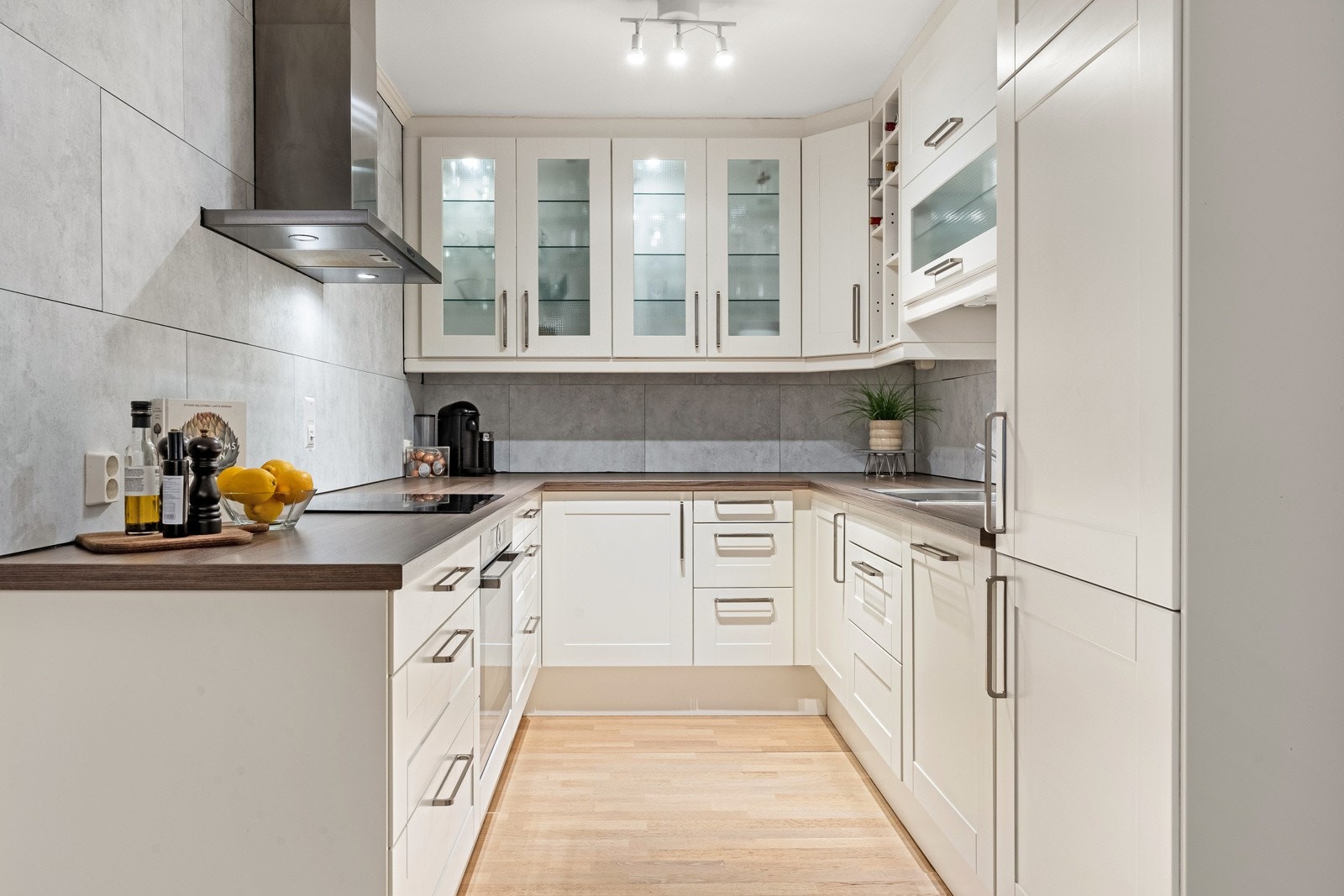 Kjøkkenet ble pusset opp med nye veggplater i 2021 og har profilerte fronter samt laminat benkeplate med nedfelt vask av stål. Galleribilde