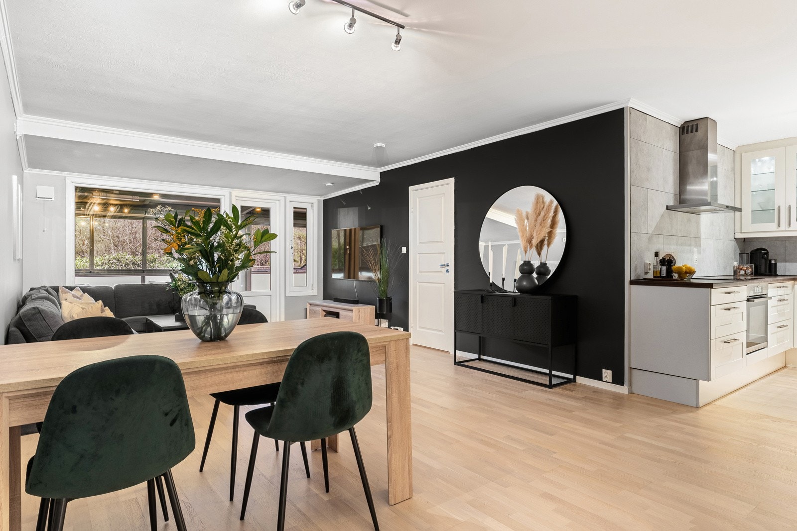 Hjertet i boligen er stuen, som har en åpen løsning mot kjøkkenet. Galleribilde