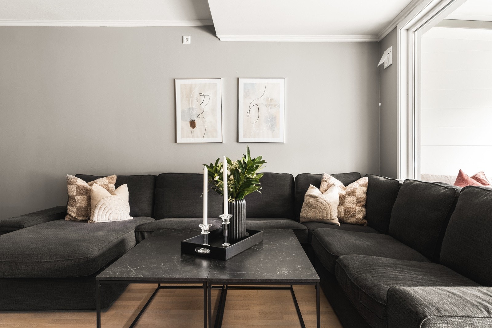 Stuen er på hele 38,3 kvm, noe som gir mye fleksibilitet når det gjelder møblering og innredning. Galleribilde