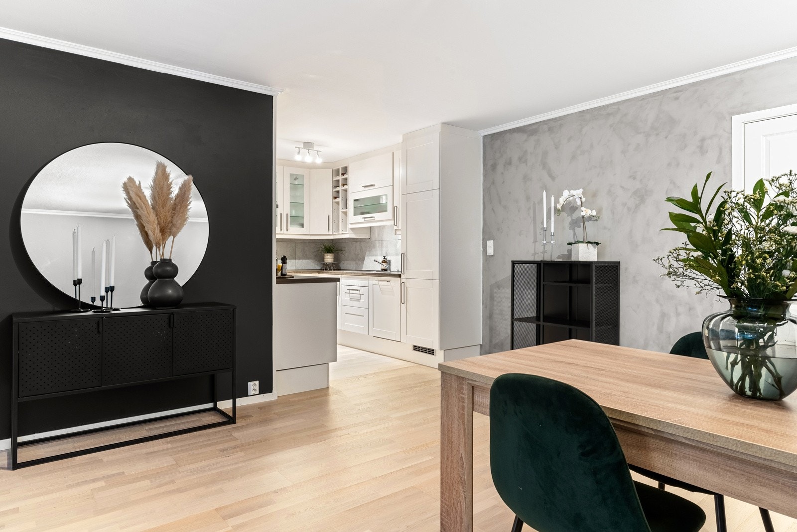 Her er det plass til både sofagruppe, TV og spiseplass. Galleribilde