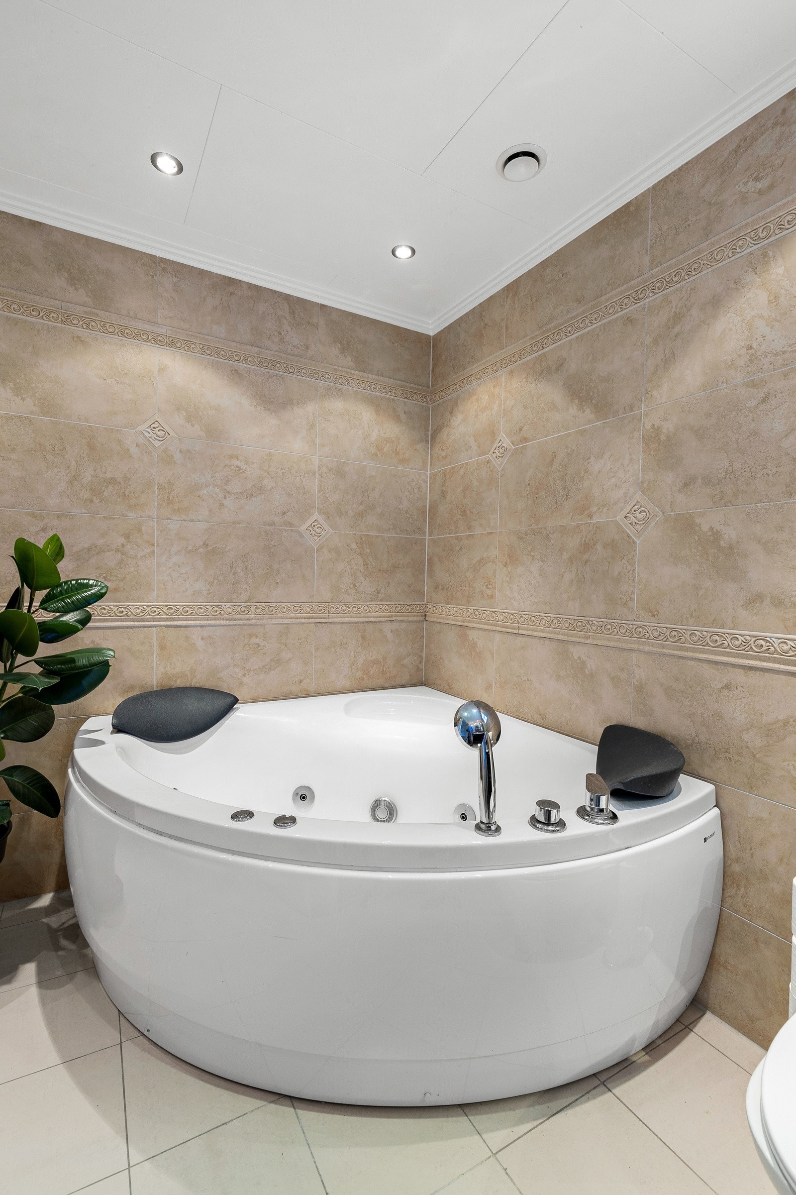 Badrommet er utstyrt med badekar med dyser Galleribilde