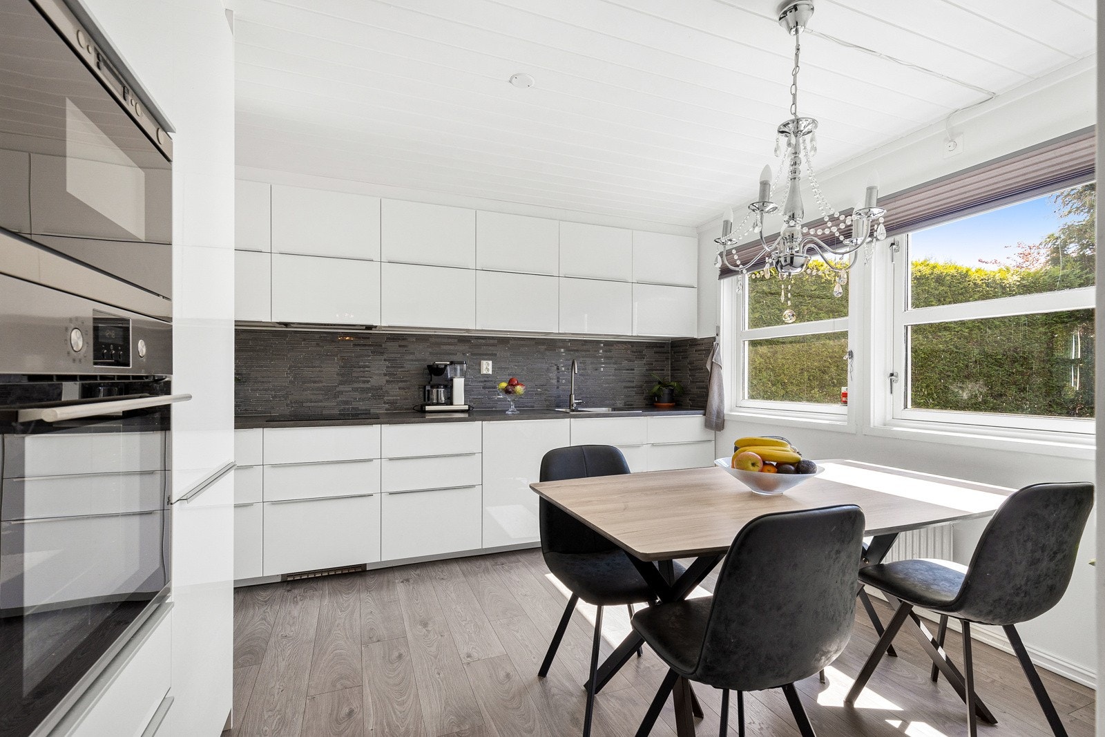 Innredningen er stilren og tidløs, med hvite glatte fronter i hvithøyglans og benkeplater i laminat. Galleribilde