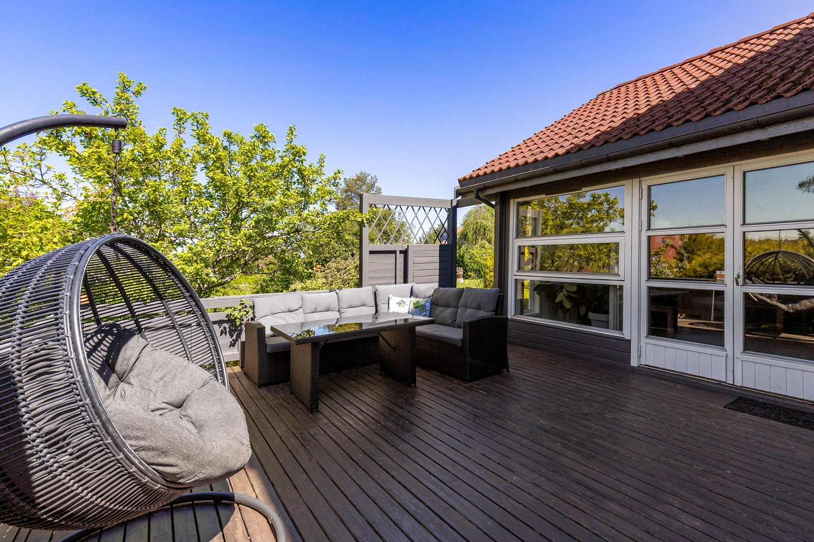 Utgang fra stuen til romslig terrasse målt til ca. 28 m² Galleribilde