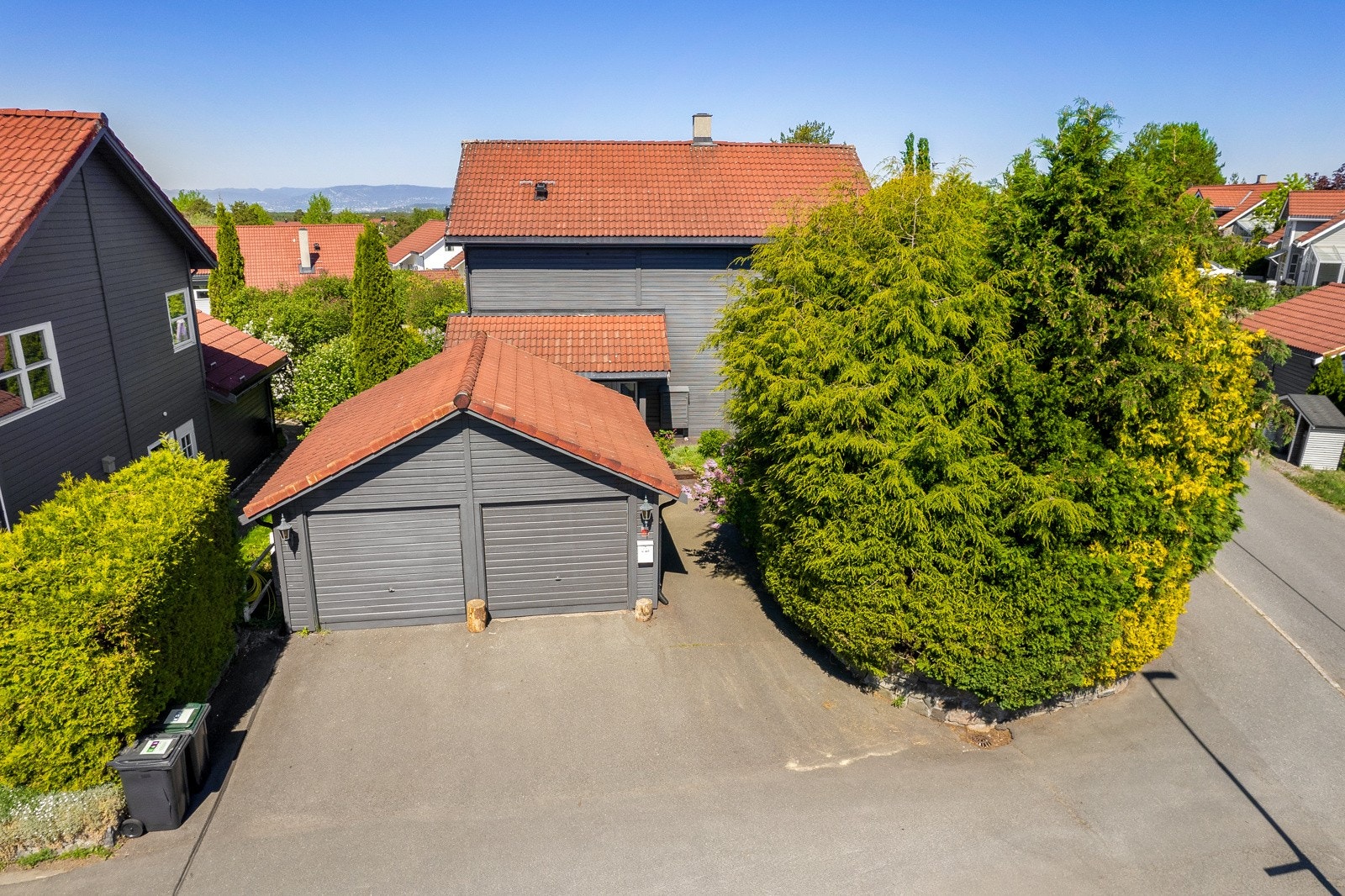 Boligens utvendige arealer er videre opparbeidet med steinbelagte- og asfalterte arealer Galleribilde