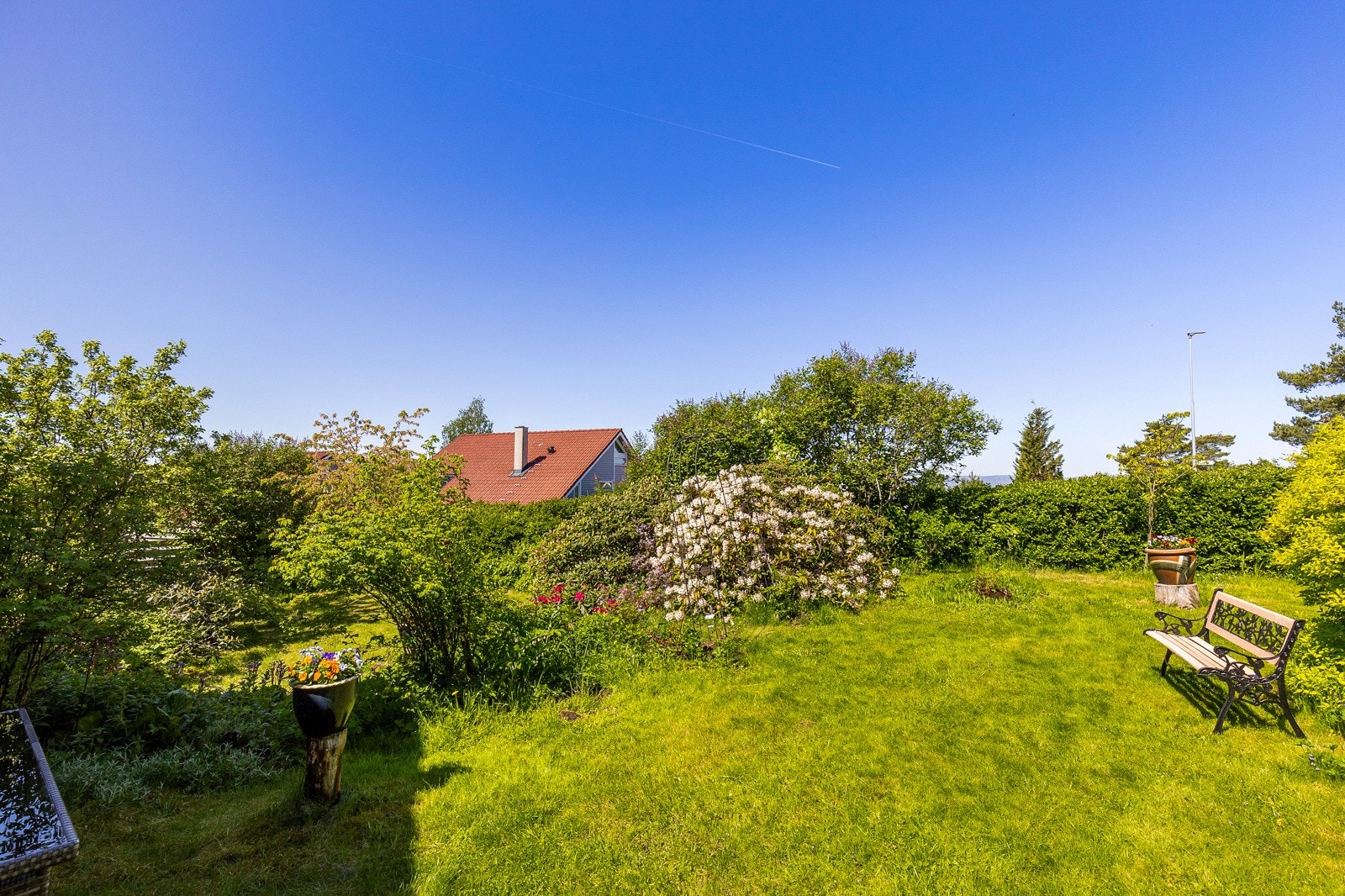 Nyt den friske luften fra én av eiendommens tre terrassearealer, eller fra den fantastiske hagen. Galleribilde