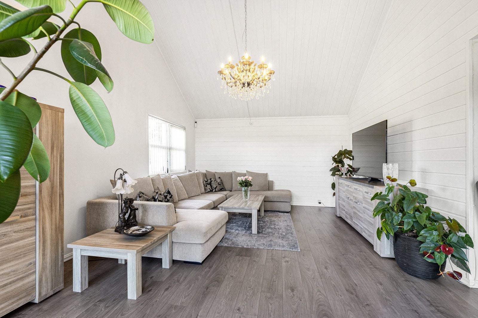 Stuen byr på rikelig med plass for innredning i diverse soner Galleribilde