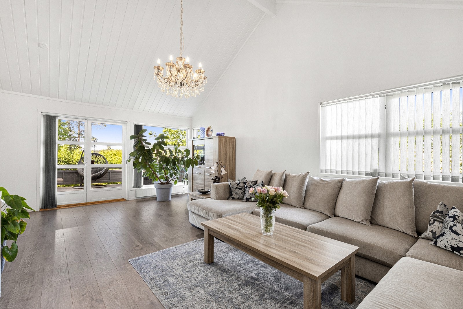 God takhøyde, med skråtak i deler av stuen, samt store vindusflater bidrar til særdeles god romfølelse og særpreg. Galleribilde