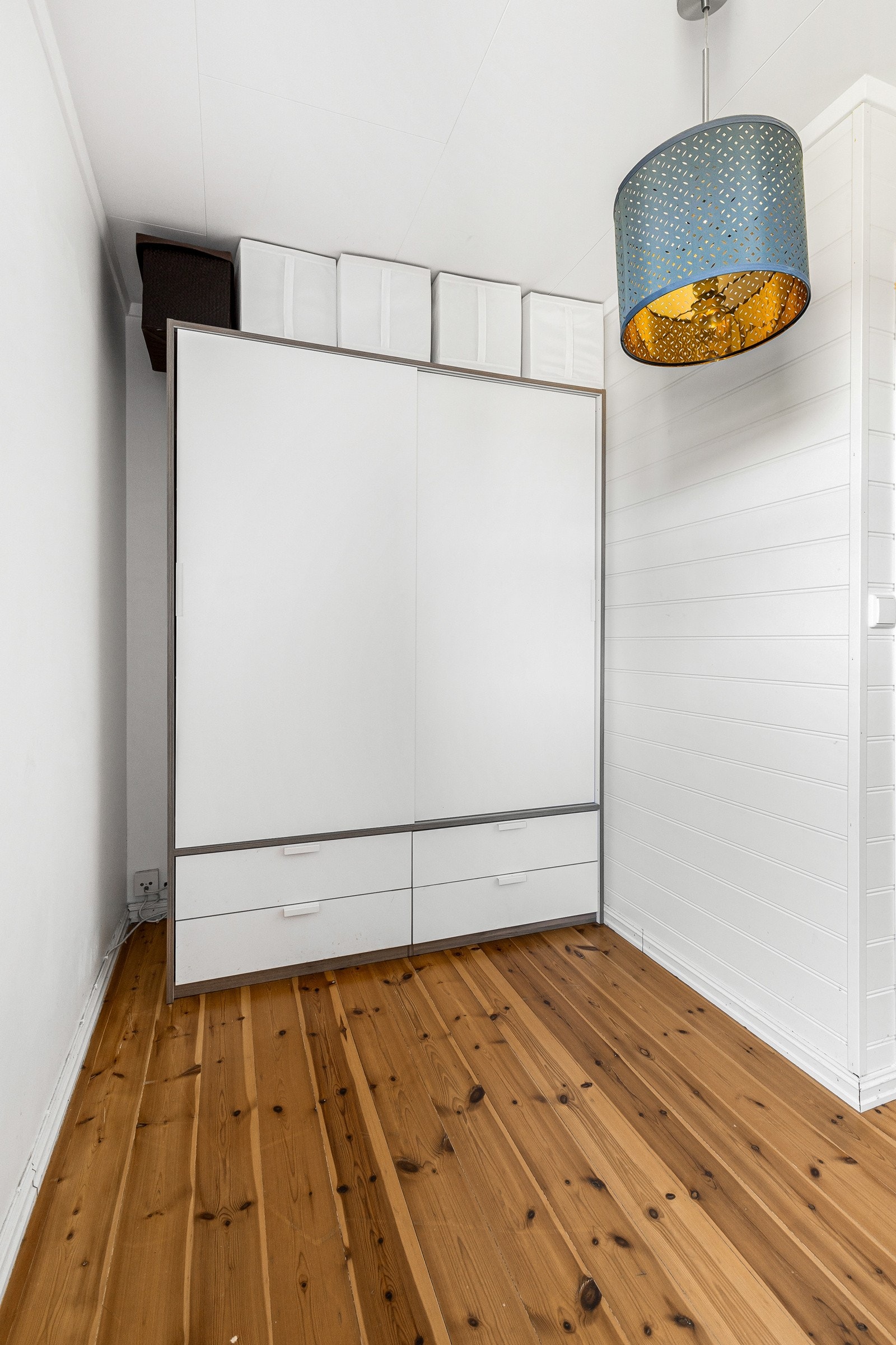 Rommet benyttes av selger som kontor og garderobe Galleribilde