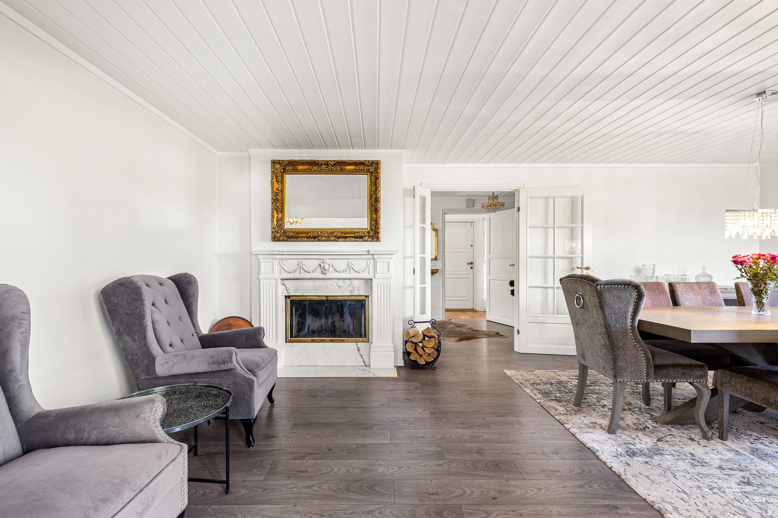 Veggflater og takhimling er malt i en lys og stilren farge, som bidrar til den lette og åpne romfølelsen. Galleribilde