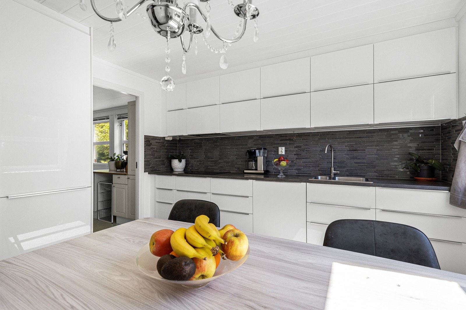 Kjøkkenet er videre utstyrt med rustfri oppvaskkum, ventilator og integrerte hvitevarer. Galleribilde