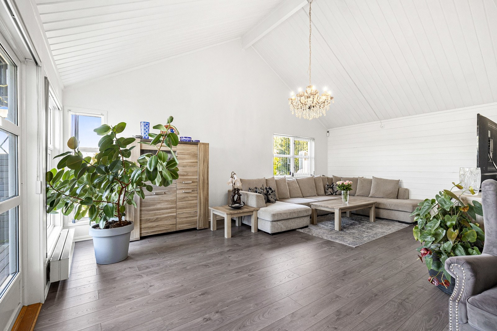 Boligens stue og spisestue er utformet som et stort og åpent allrom Galleribilde