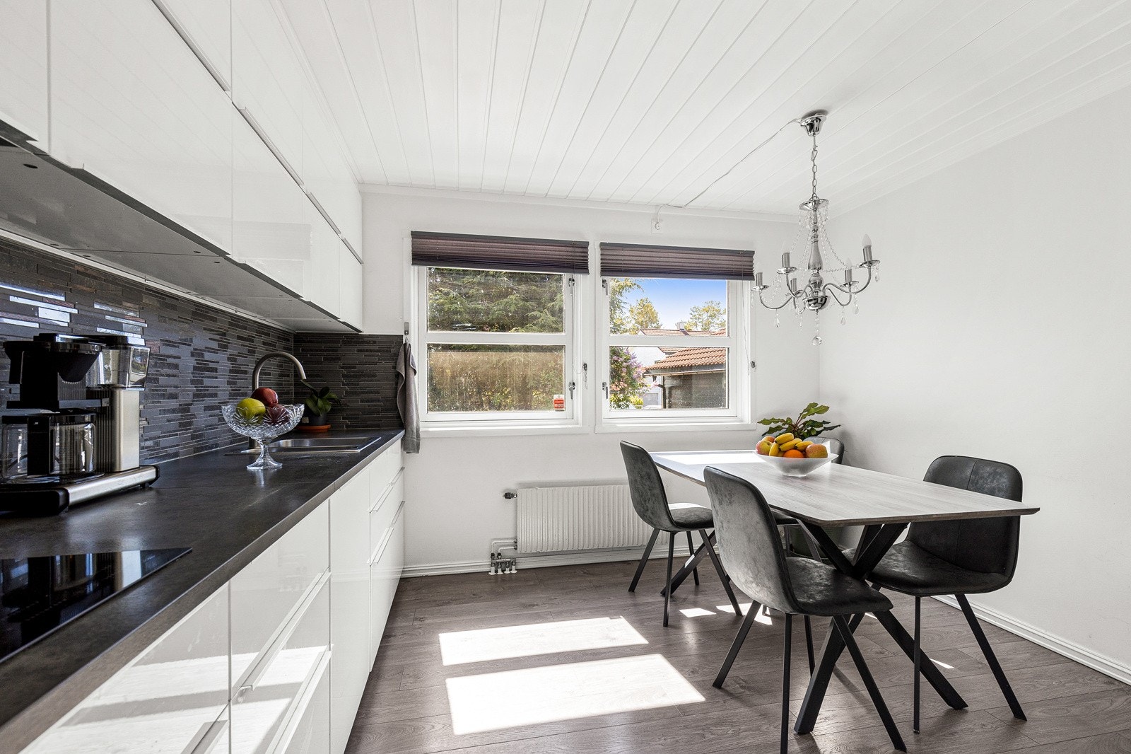 Plass til spisebord også på kjøkkenet Galleribilde