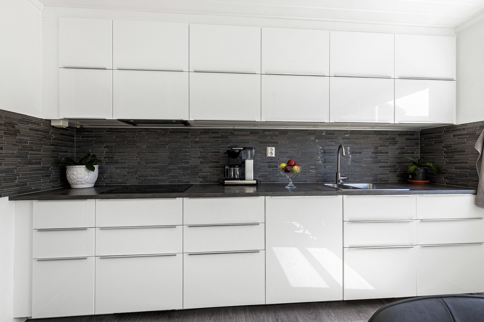 Gode benkeflater og godt med skapplass gir kjøkkenet deg et fint og praktisk areal for matlaging Galleribilde