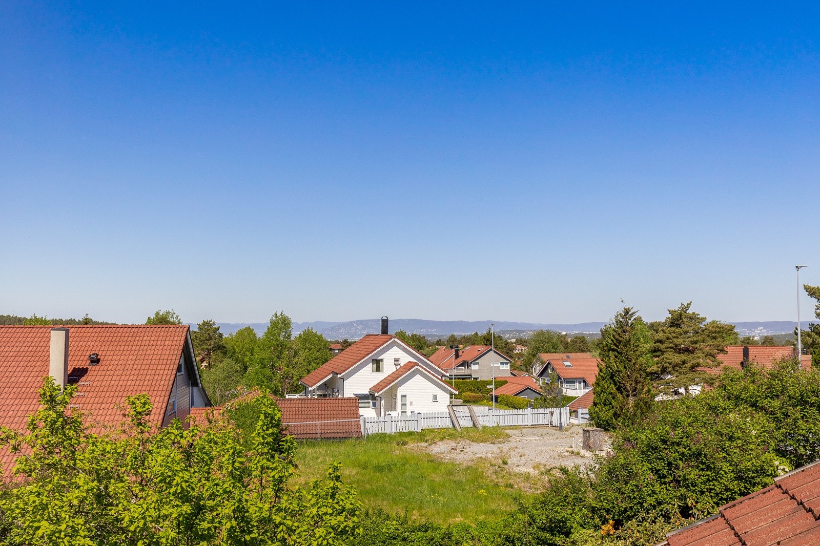 Eiendommen ligger i et attraktivt og meget barnevennlig boligområde på Bjørndal i Oslo Galleribilde