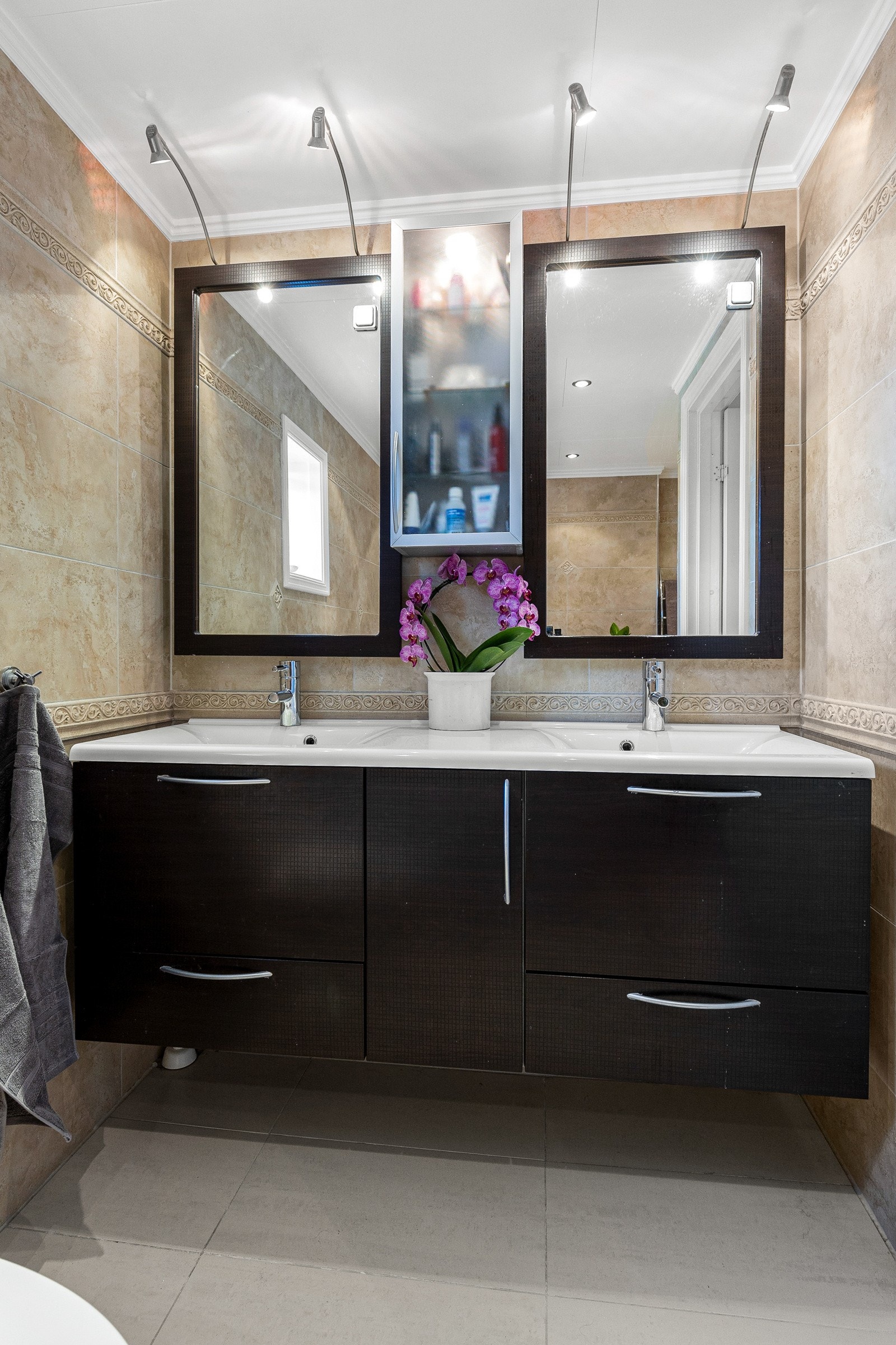 Etasjen har et romslig og innbydende badrom Galleribilde