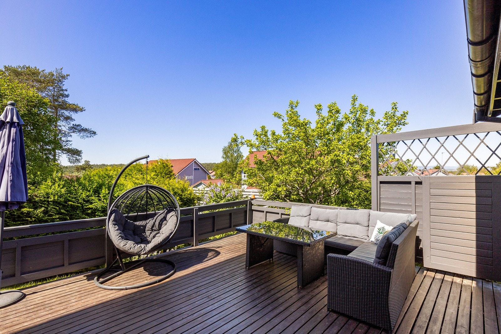 Terrassen vender mot nord og vest, med flotte solforhold og god plass til utemøblement Galleribilde