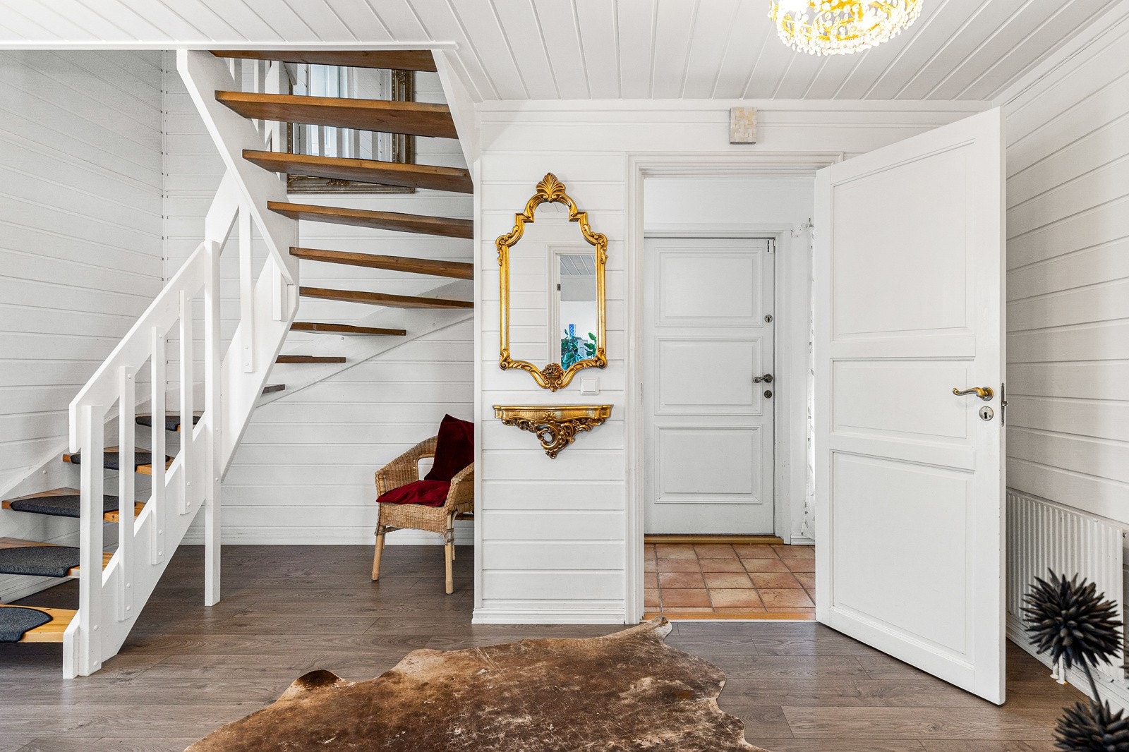 Boligen har en romslig og innbydende entré og hall som gir et godt førsteinntrykk av boligen Galleribilde