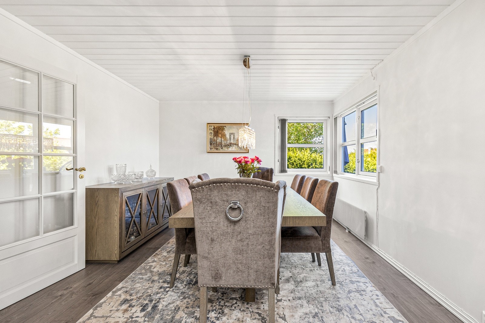 Plass til stort spisebord gir god plass til å invitere venner og familie til hyggelige måltider Galleribilde