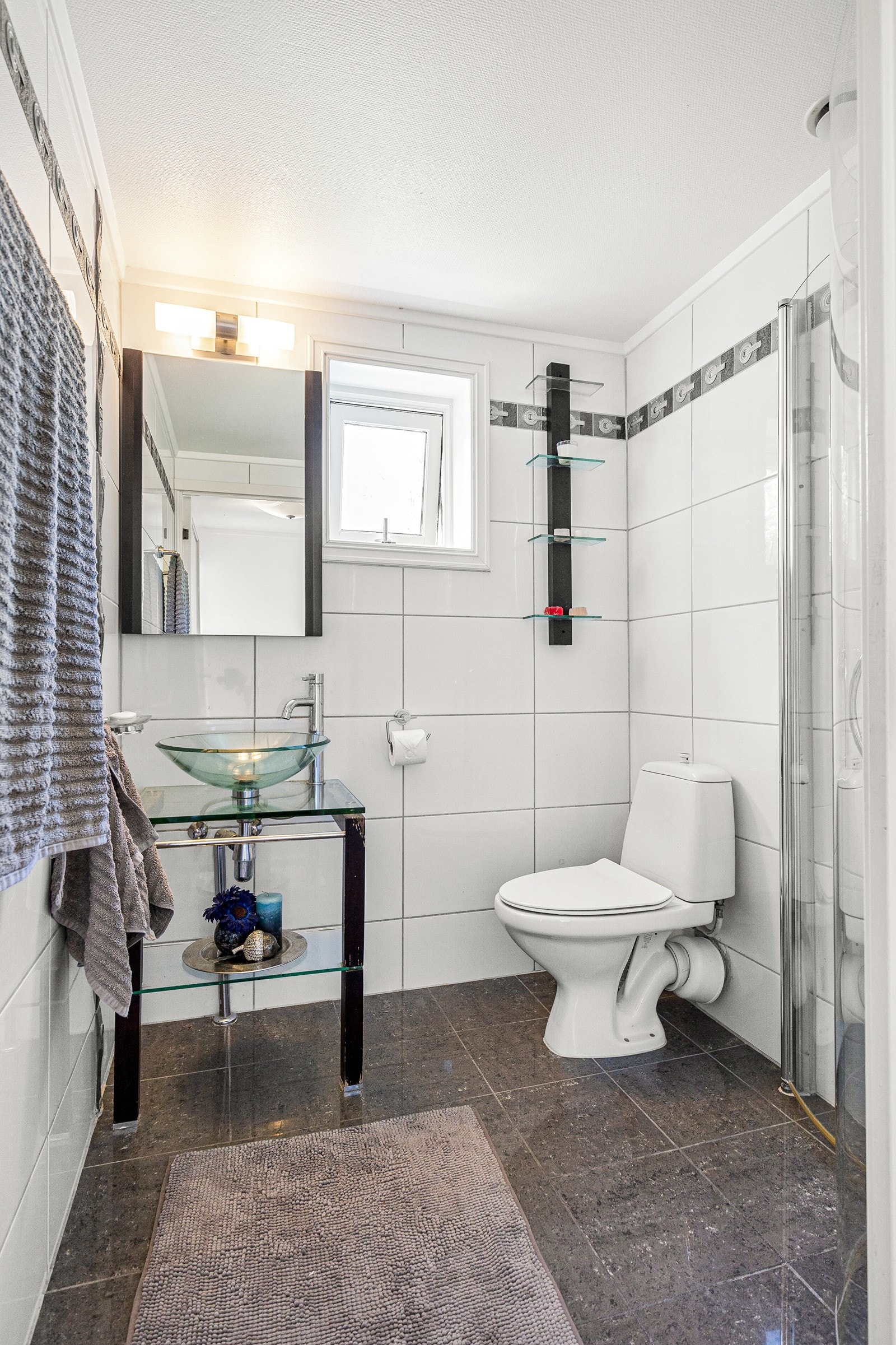 Badrom med flislagte gulv- og veggflater Galleribilde