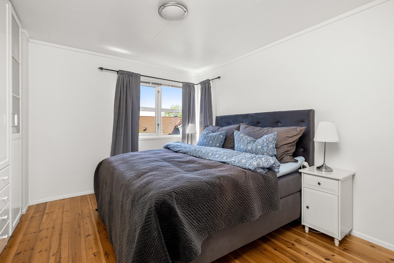 Rommene er av god størrelse, med god plass til seng og garderobeløsning Galleribilde